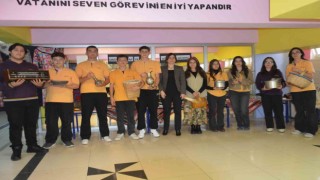 Liseli öğrenciler okul koridorunu 100 yıllık eserlerin olduğu tarihi müzeye çevirdi