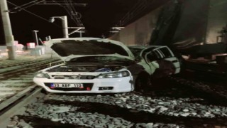 Lüleburgazda yük treni ile otomobil çarpıştı: 2 yaralı