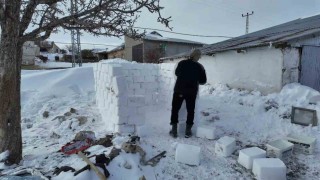 Mahsur kalınca kardan ev yapıp içinde çay içtiler