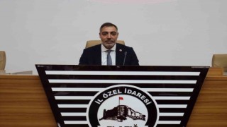 Makam aracı yerine özel aracını kullanıp kamuda tasarrufa örnek oluyor