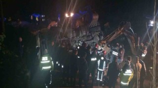 Malatyada kazaya müdahale eden polisler tırın altında kaldı
