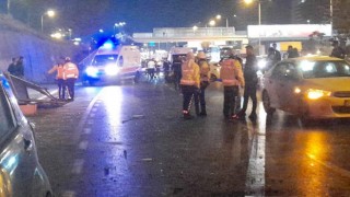 Maltepede otomobil önündeki araca çarpıp durağa daldı: 4 yaralı