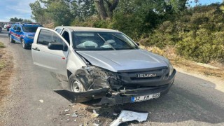 Manavgatta kamyonet ile otomobil çarpıştı: 3 yaralı