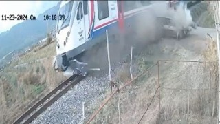 Manisada yolcu treni ile otomobil çarpıştı
