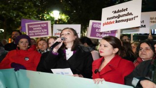 Manisalı kadınlar kol kola girip gece yürüyüşü yaptı