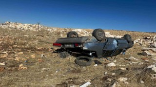 Mardinde devrilen otomobildeki 2 kişi yaralandı