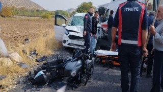 Mardinde hafif ticari araç ile motosiklet çarpıştı: 2 yaralı