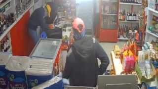 Markette bıçaklı soygun kamerada: 2 şüpheli tutuklandı