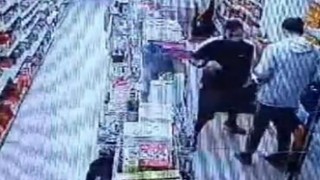 Markette uyuşturucu alışverişi kameralara takıldı