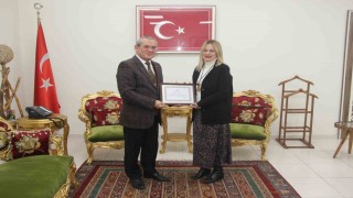 Menteşe Kaymakamı Eriş, emekli öğretmenlere hizmet şeref belgelerini takdim etti