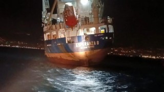Mersin açıklarında yan yatan kuru yük gemisi kurtarıldı