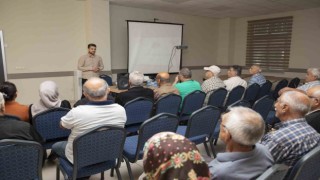 Mersinde yaş almış vatandaşlar akılcı ilaç kullanımı hakkında bilgilendiriliyor