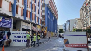 Mersinin eski yapılarından Kırmızı-Lacivert ve Özel İdare iş hanlarının yıkımına başlandı
