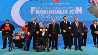 MHP Genel Başkanı Bahçeli, engelli bireylerin anne ve babasının elini öptü
