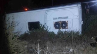Minibüs yol kenarına devrildi: 3 yaralı