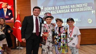 Minikler atıkları geri dönüştürüp elbise hazırladılar, defile ile emeklerini gösterdiler