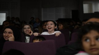 Minikler Kurnaz Tilkinin maceralarını izledi