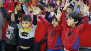 Miniklerin Kahkaha Dolu Tiyatro Keyfi