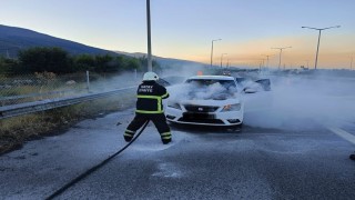 Motor kısmı yanmaya başlayan araçta hasar oluştu