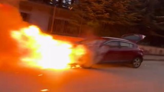 Motor kısmından yangın çıkan otomobilde maddi hasar oluştu