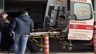 Motorlu testere ile odun keserken ayağını kesti