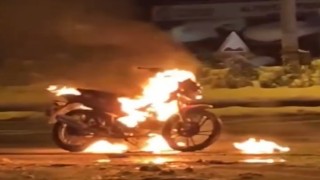 Motosiklet alev alev yandı