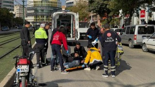 Motosiklet ile hafif ticari araç çarpıştı: 1 yaralı