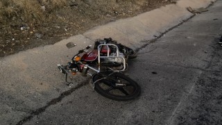 Motosiklet ile otomobil çarpıştı: 1 ağır yaralı