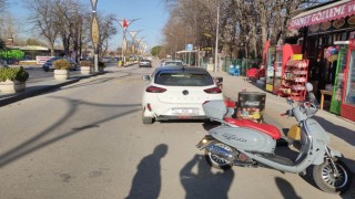 Motosiklet park halindeki otomobile çarptı: 2 yaralı