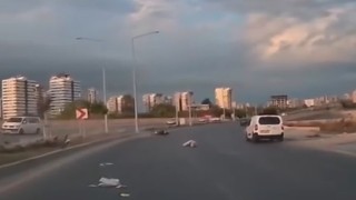 Motosiklet refüje çarptı: 2 yaralı