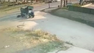 Motosiklet sürücüsü, çarpıştığı patpatın altında kaldı
