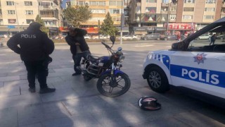 Motosikletliyi kaskıyla dövdü, kanlar içinde kaldı