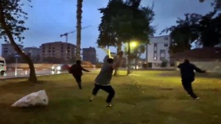Müezzin ve cemaati camiye sokmayan eli bıçaklı şahıs, cemaat tarafından taşla kovalandı