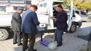 Muş merkezde yetiştirdiği kabakları Vartoda satıyor
