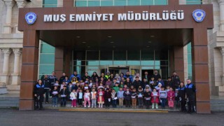 Muş polisi, çocuklara sinema keyfi yaşattı