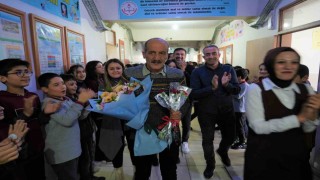 Muşta 34 yıllık eğitimciye duygusal Öğretmenler Günü kutlaması