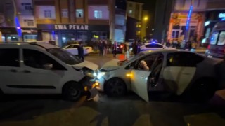 Muşta kazaya karışan iki otomobil savrularak çevredeki araçlara çarptı: 7 yaralı