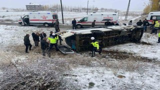 Muşta servis minibüsü devrildi: Sürücü ile 15 öğretmen yaralandı