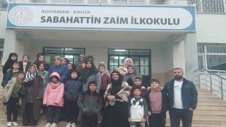 Öğrenci ve veliler okul önünde öğretmenlerini geri istedi