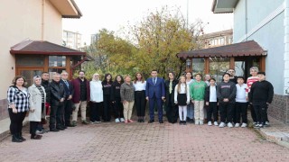 Öğrenciler 2 yıl önce vefat eden öğretmenlerinin eşini ziyaret etti