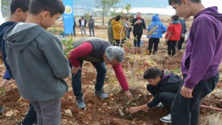 Öğretmenler Günü anısına 300 fidan toprakla buluşturuldu