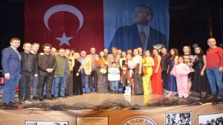 Öğretmenler hem çaldı, hem söyledi