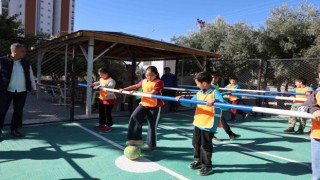 Okul bahçesinde canlı langırt, renkli görüntüler oluşturdu