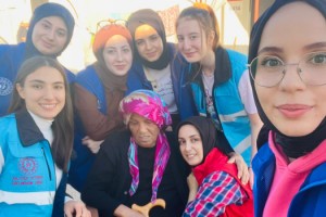 Onlar Konteyner Kentin Melekleri: Depremzedelerin Yüzünü Güldürdüler