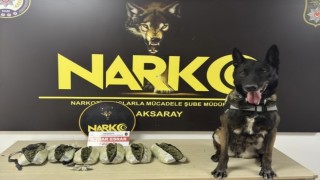 Operasyonda alınan aracın davlumbazından esrar çıktı