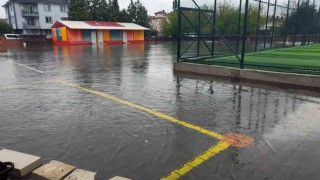 Ortacada şiddetli yağış su baskınlarına neden oldu