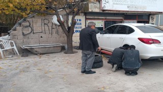 Oto lastikçilerde kış lastiği yoğunluğu