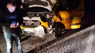 Otomobil boz ayıya çarptı