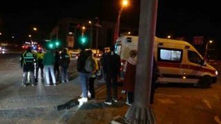Otomobil ile çarpışan motosiklet yola savruldu: 2 yaralı