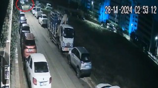 Otomobil ile çarpışan servis minibüsünün yan yattığı kaza kamerada: 8 yaralı
